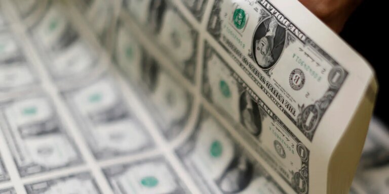 Dólar cai para R$ 5,47 um dia após estresse com Lei Magnitsky