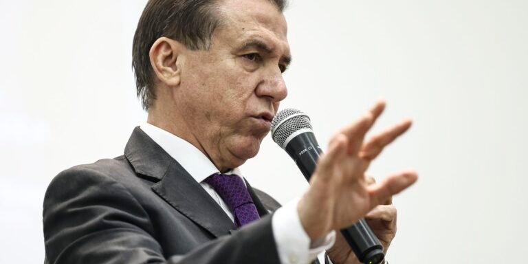 Ministro do Trabalho diz que país não deve se desesperar por tarifaço
