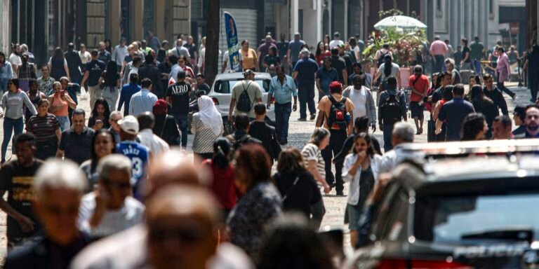 Mais de 6,5 milhões de famílias deixaram linha da pobreza em 2 anos