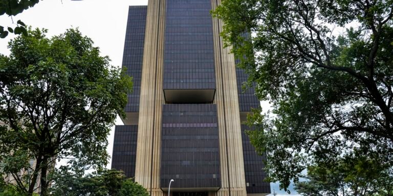 BC mantém juros básicos em 15% ao ano por terceira vez seguida