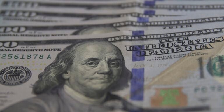 Bolsa e dólar caem em dia de liquidação do Banco Master