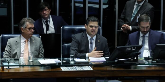 Apos-decisao-de-Mendes-Alcolumbre-fala-em-votar-PEC-do.jpg Após decisão de Mendes, Alcolumbre fala em votar PEC do Marco Temporal