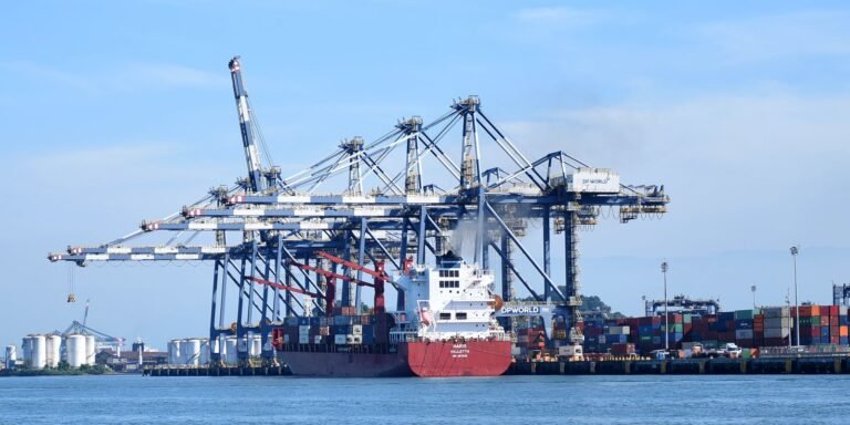 Balança comercial tem pior resultado para novembro desde 2021