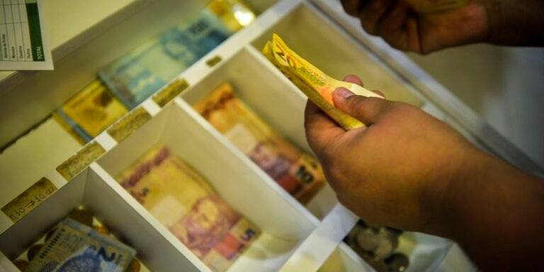 Inflação que reajustará o salário mínimo fecha em 4,18%