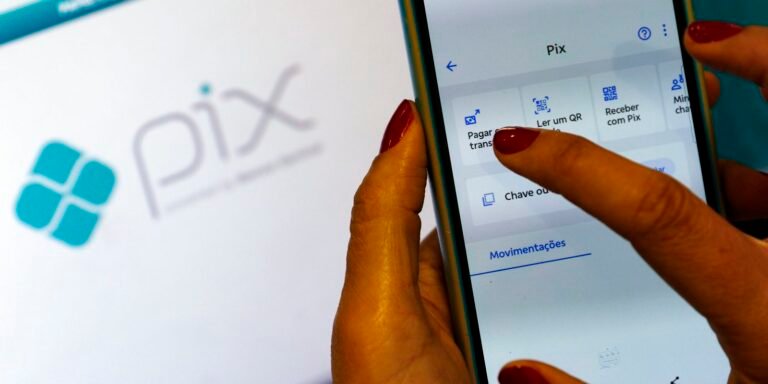 Receita Federal volta a negar taxação do Pix e alerta para golpes