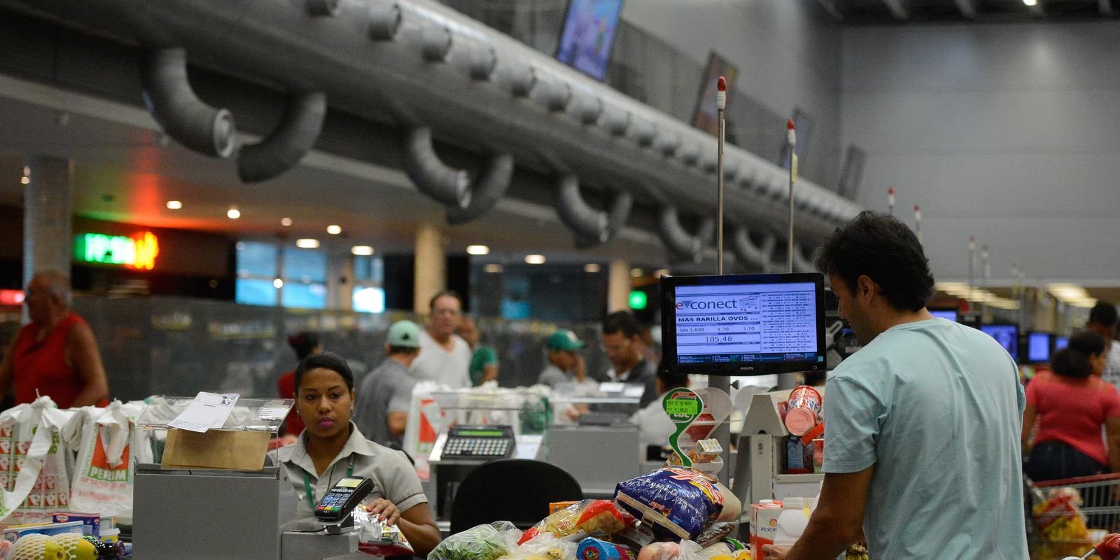Governo-adia-por-90-dias-regra-sobre-trabalho-no-comercio.jpg Governo adia por 90 dias regra sobre trabalho no comércio em feriados