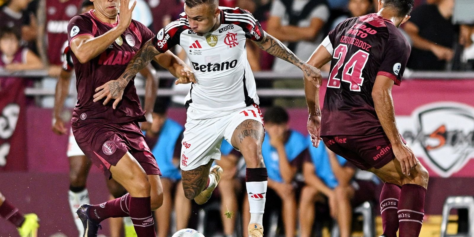 Radio-Nacional-transmite-decisao-da-Recopa-entre-Flamengo-e-Lanus.jpg Rádio Nacional transmite decisão da Recopa entre Flamengo e Lanús
