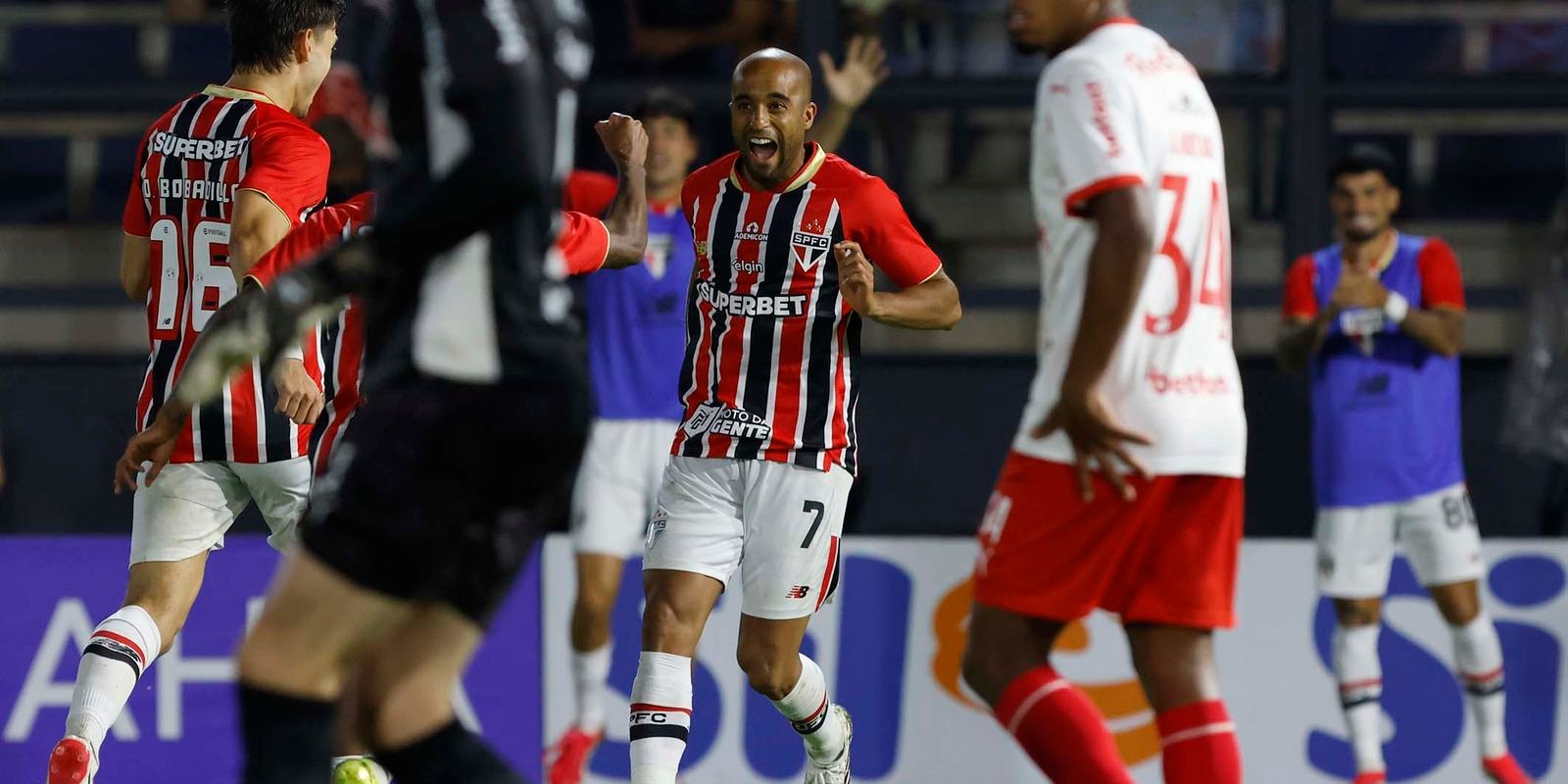 Sao-Paulo-e-Palmeiras-se-garantem-nas-semis-do-Campeonato.jpg São Paulo e Palmeiras se garantem nas semis do Campeonato Paulista