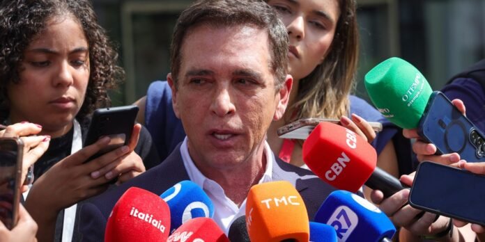 Bolsonaro-recebe-alta-e-chega-em-casa-para-cumprir-prisao.jpg Bolsonaro recebe alta e chega em casa para cumprir prisão domiciliar