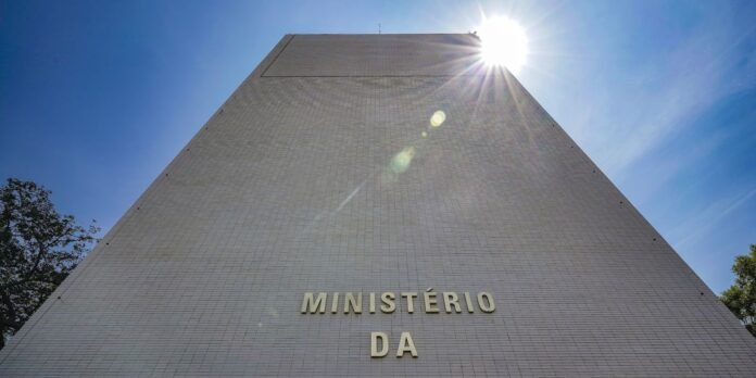 Governo-preve-arrecadar-R-44-bi-com-taxacao-de-fintechs.jpg Governo prevê arrecadar R$ 4,4 bi com taxação de fintechs, bets e JCP
