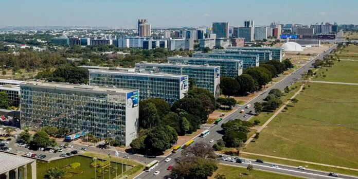 Lei-reestrutura-carreiras-no-Executivo-e-cria-mais-de-24.jpg Lei reestrutura carreiras no Executivo e cria mais de 24 mil cargos