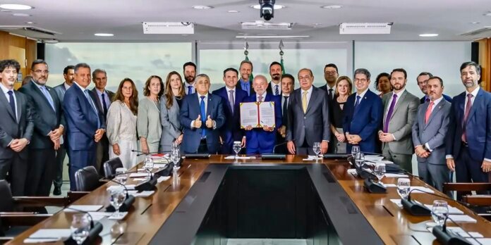 Lula-sanciona-Lei-Antifaccao-e-defende-prisao-de-magnatas-do.jpg Lula sanciona Lei Antifacção e defende prisão de magnatas do crime