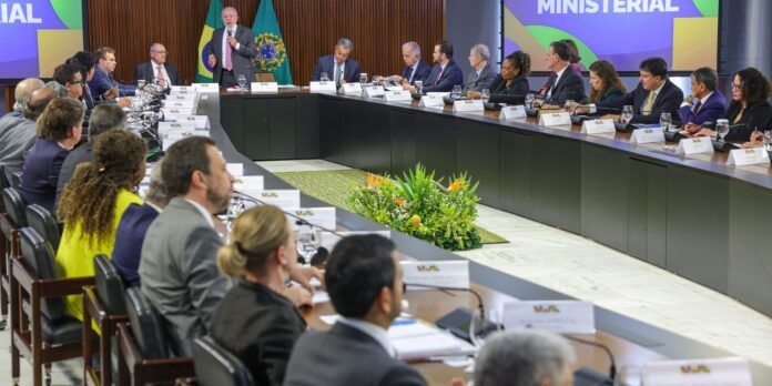Lula-se-despede-de-ministros-e-confirma-Alckmin-como-vice.jpg Lula se despede de ministros e confirma Alckmin como vice em chapa