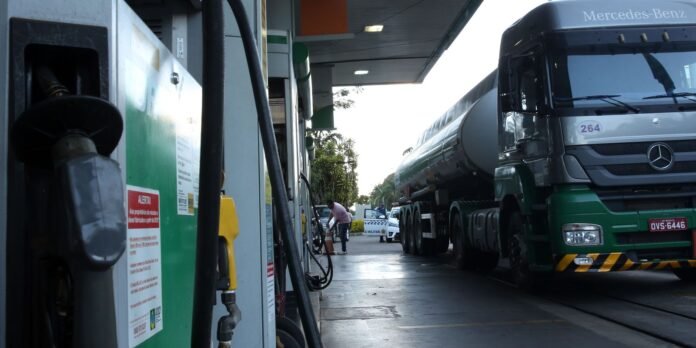 MP-da-subvencao-de-R-120-no-diesel-sai-esta.jpg MP da subvenção de R$ 1,20 no diesel sai esta semana, diz Durigan