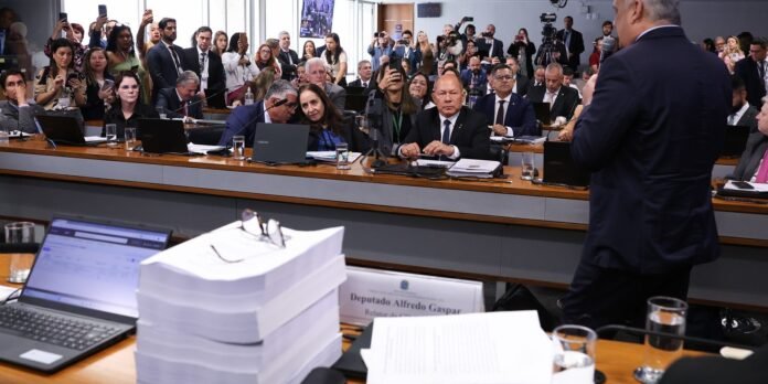 Relatorio-da-CPMI-do-INSS-pede-indiciamento-de-216-pessoas.jpg Relatório da CPMI do INSS pede indiciamento de 216 pessoas