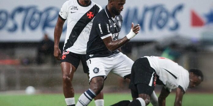 Apos-atraso-devido-a-chuva-Remo-e-Vasco-empatam-pelo.jpg Após atraso devido à chuva, Remo e Vasco empatam pelo Brasileirão