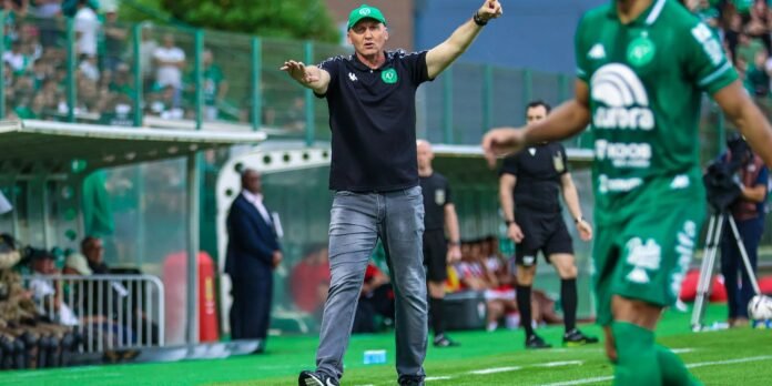 Chapecoense-anuncia-demissao-do-tecnico-Gilmar-Dal-Pozzo.jpg Chapecoense anuncia demissão do técnico Gilmar Dal Pozzo