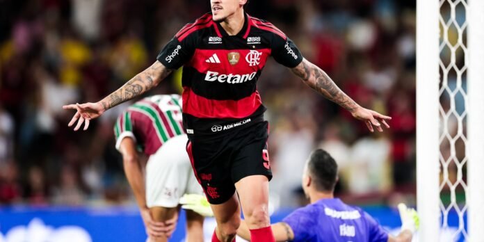 Com-dois-gols-de-Pedro-Flamengo-vence-Fluminense-pelo-Brasileirao.jpeg Com dois gols de Pedro, Flamengo vence Fluminense pelo Brasileirão