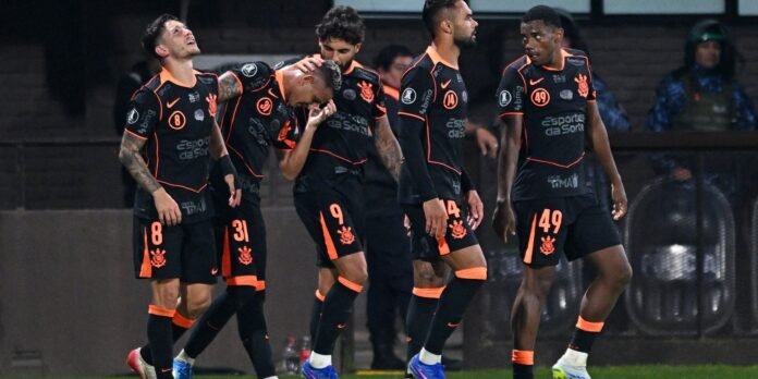 Corinthians-derrota-Platense-na-Libertadores-na-estreia-de-Diniz.jpg Corinthians derrota Platense na Libertadores na estreia de Diniz