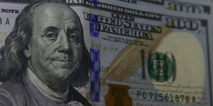 Dolar-cai-a-R-506-e-bolsa-bate-recorde-com.jpg Dólar cai a R$ 5,06, e bolsa bate recorde com alívio no Oriente Médio
