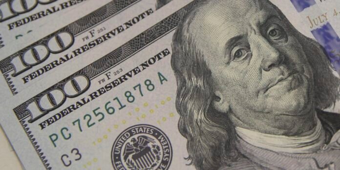 Dolar-cai-para-R-501-e-bolsa-renova-recorde-com.jpg Dólar cai para R$ 5,01, e bolsa renova recorde com ajuda do exterior