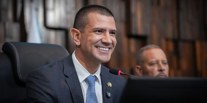 Douglas-Ruas-e-eleito-presidente-da-Assembleia-Legislativa-do-Rio.jpg Douglas Ruas é eleito presidente da Assembleia Legislativa do Rio
