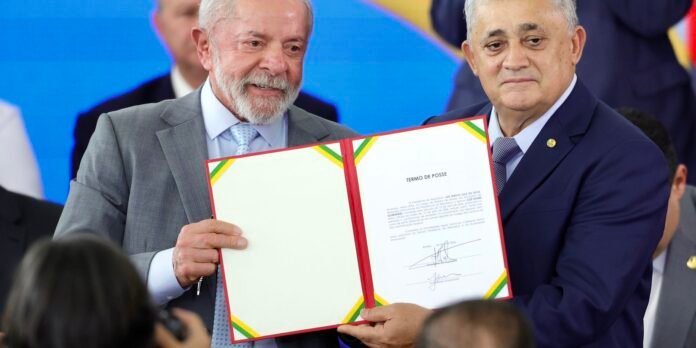 Jose-Guimaraes-assume-ministerio-e-fala-em-derrotar-o-fascismo.jpeg José Guimarães assume ministério e fala em "derrotar o fascismo"