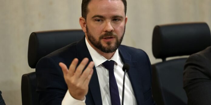 Nova-versao-do-Desenrola-sera-lancada-apos-viagem-de-Lula.jpg Nova versão do Desenrola será lançada após viagem de Lula, diz Durigan