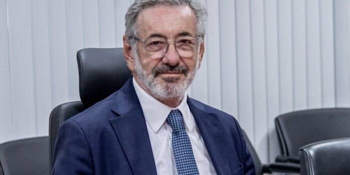 Novo-ministro-do-Desenvolvimento-apoia-jornada-de-40-horas.jpg Novo ministro do Desenvolvimento apoia jornada de 40 horas