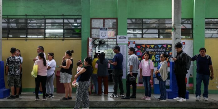 Peru-ultraconservador-e-esquerda-disputam-voto-a-voto-para-2o.jpg Peru: ultraconservador e esquerda disputam voto a voto para 2º turno