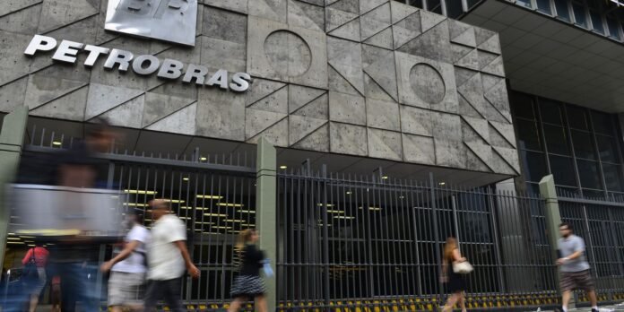 Petrobras-destitui-diretor-de-area-que-vendeu-gas-com-100.jpg Petrobras destitui diretor de área que vendeu gás com 100% de ágio