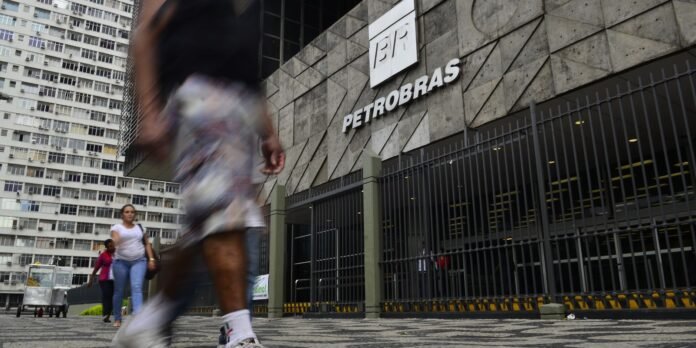 Petrobras-reajusta-preco-do-querosene-de-aviacao-em-55.jpg Petrobras reajusta preço do querosene de aviação em 55%