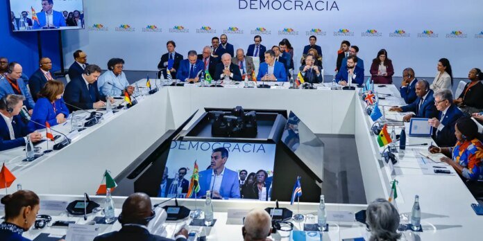 Pobres-nao-podem-pagar-por-irresponsabilidade-das-guerras-diz-Lula.jpg Pobres não podem pagar por irresponsabilidade das guerras, diz Lula