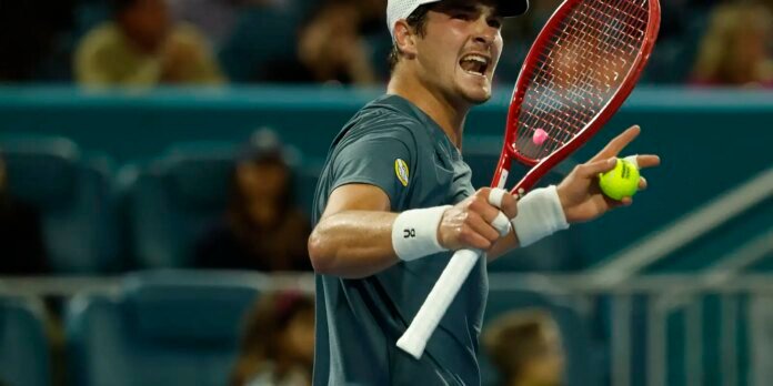 Tenis-Joao-Fonseca-avanca-para-quartas-de-final-em-Monte.jpg Tênis: João Fonseca avança para quartas de final em Monte Carlo