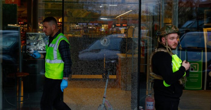 Tiroteio-em-massa-em-Kyiv-mata-6-e-homem-armado.jpg Tiroteio em massa em Kyiv mata 6 e homem armado é morto a tiros após fazer reféns no supermercado