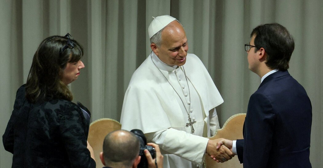 1779821680_Para-compreender-os-esforcos-do-Papa-Leao-em-materia-de.jpg Para compreender os esforços do Papa Leão em matéria de IA, observe o homem apertando a mão
