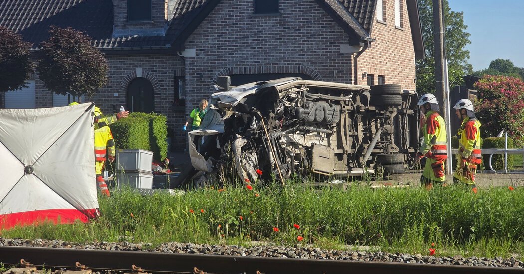 Belgica-Crash-mata-4-quando-trem-atinge-van-escolar.jpg Bélgica Crash mata 4 quando trem atinge van escolar
