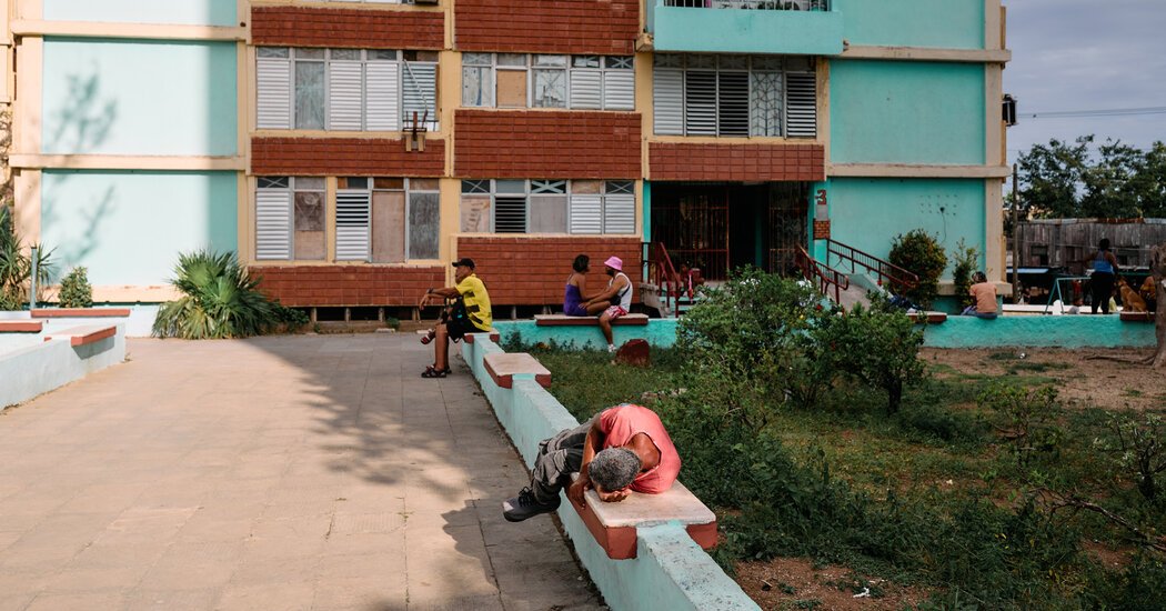 Cubanos-cozinham-com-carvao-e-lenha-para-sobreviver-durante-a.jpg Cubanos cozinham com carvão e lenha para sobreviver durante a crise energética