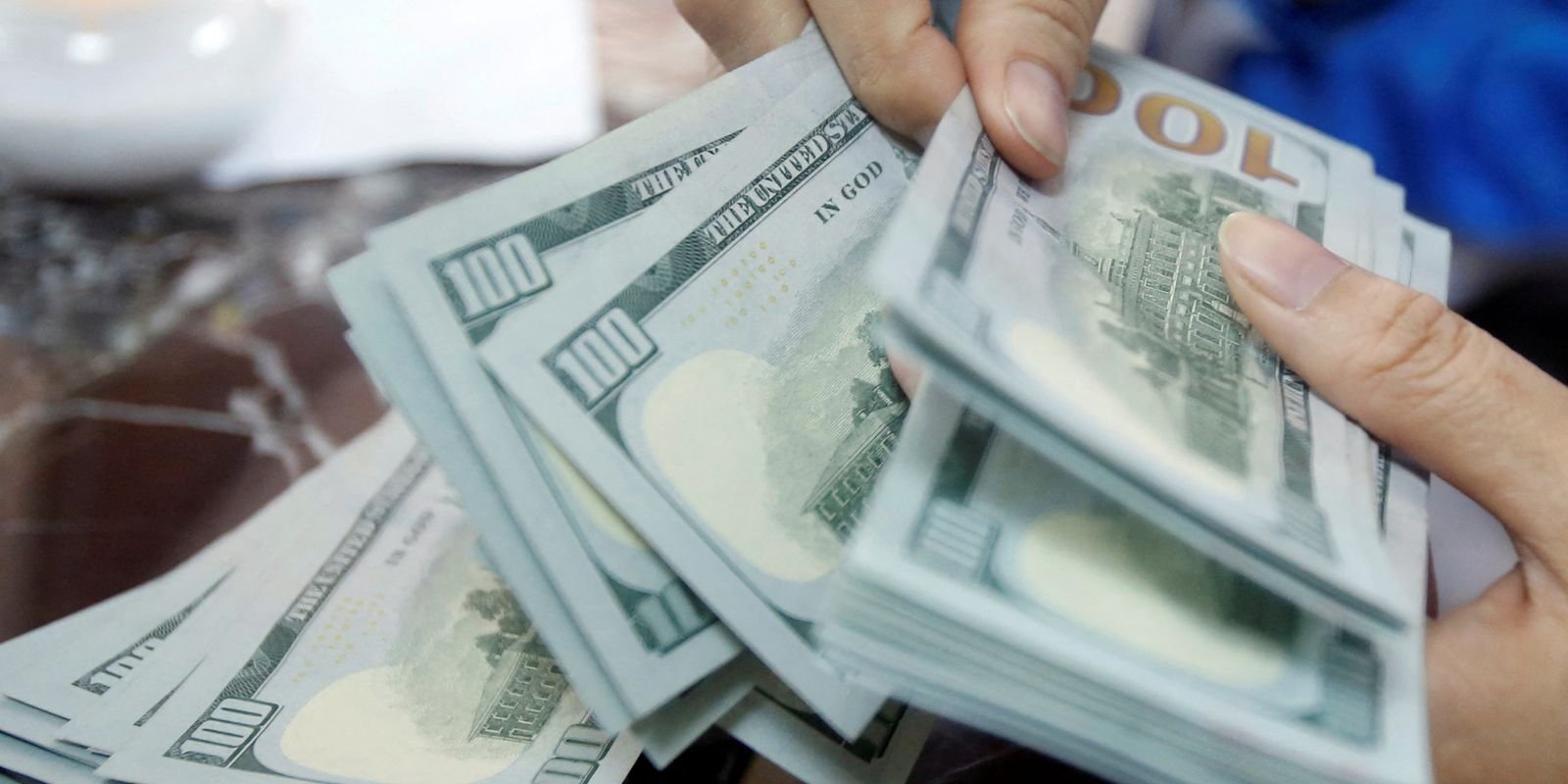 Dolar-sobe-para-R-506-bolsa-cai-com-IPCA-15-e.jpg Dólar sobe para R$ 5,06; bolsa cai com IPCA-15 e recuo do petróleo
