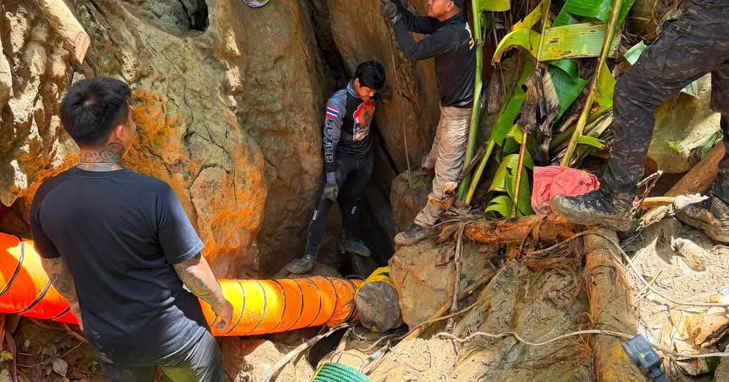 Equipes-de-resgate-no-Laos-lutam-para-alcancar-sete-pessoas.jpg Equipes de resgate no Laos lutam para alcançar sete pessoas presas em uma caverna inundada