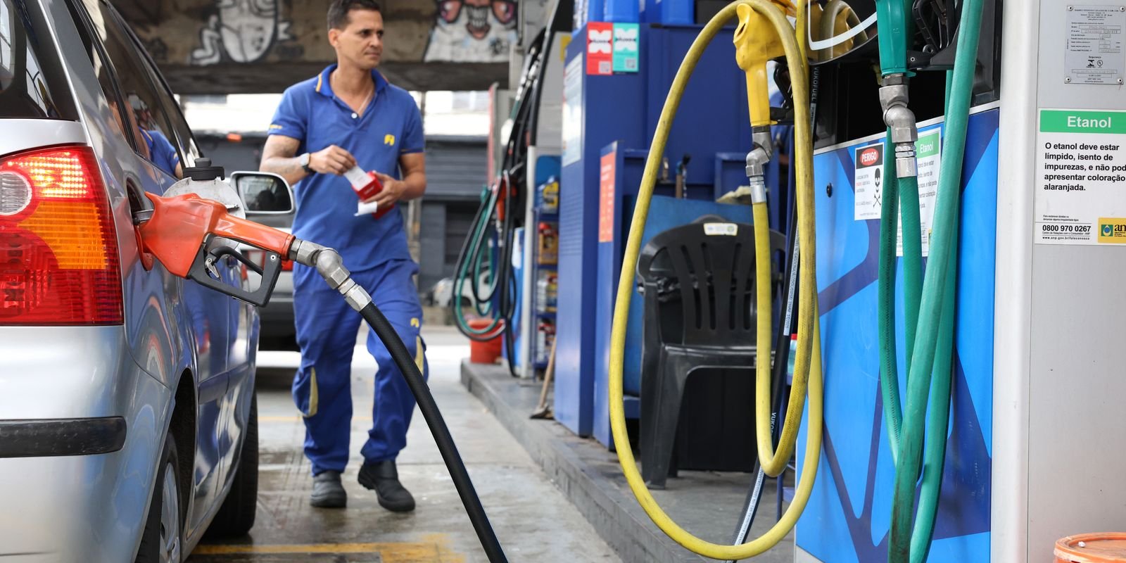 Governo-fixa-subvencao-a-gasolina-em-R-044-por-litro.jpg Governo fixa subvenção à gasolina em R$ 0,44 por litro