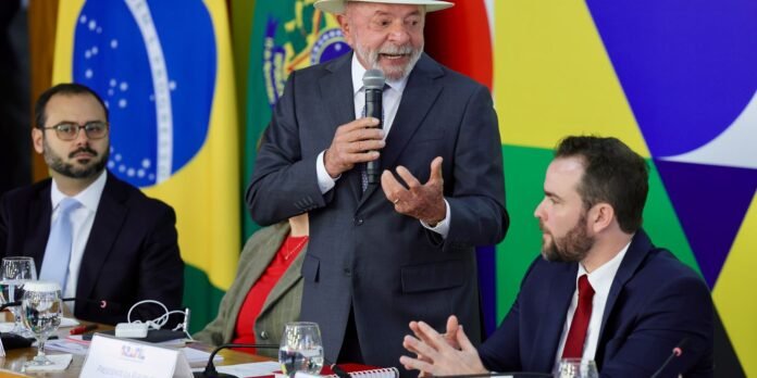 Lula-Desenrola-Brasil-ajudara-populacao-a-tirar-corda-do-pescoco.jpg Lula: Desenrola Brasil ajudará população a "tirar corda do pescoço"