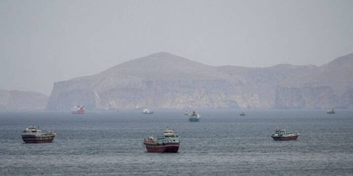 Misseis-atingem-navio-de-guerra-dos-EUA-que-tentava-entrar.jpg Mísseis atingem navio de guerra dos EUA que tentava entrar em Ormuz
