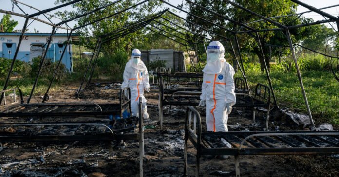 Multidão queima centro de Ebola no Congo em meio a surto de cepa rara
