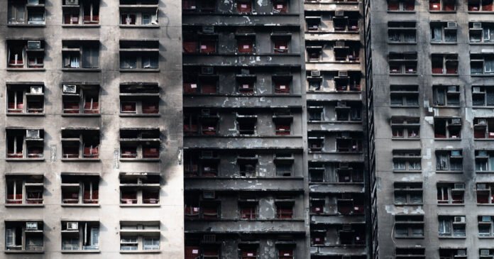 O que revelou uma investigação sobre o incêndio mortal em um apartamento em Hong Kong
