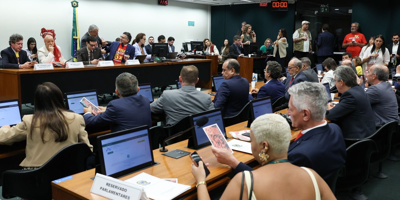 Oposicao-critica-PEC-do-fim-da-escala-6x1-durante-votacao.jpg Oposição critica PEC do fim da escala 6x1 durante votação na Comissão