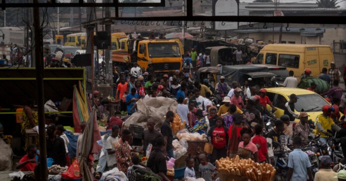 Proibicao-de-viagens-por-Ebola-nos-EUA-enfrenta-criticas-de.jpg Proibição de viagens por Ebola nos EUA enfrenta críticas de autoridades de saúde do Congo