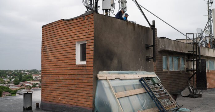 Um-Big-Bang-um-incendio-e-panico-enquanto-a-guerra.jpg Um Big Bang, um incêndio e pânico enquanto a guerra entra nos lares romenos