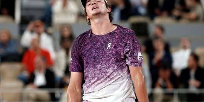 Joao-Fonseca-luta-mas-da-adeus-a-Roland-Garros-apos.jpg João Fonseca luta, mas dá adeus a Roland Garros após revés para Mensik