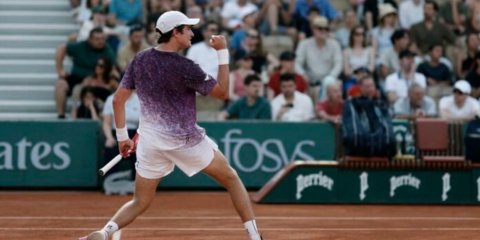 Mensik-derruba-Joao-Fonseca-nas-quartas-em-Roland-Garros-3.jpg Mensik derruba João Fonseca nas quartas em Roland Garros: 3 a 0